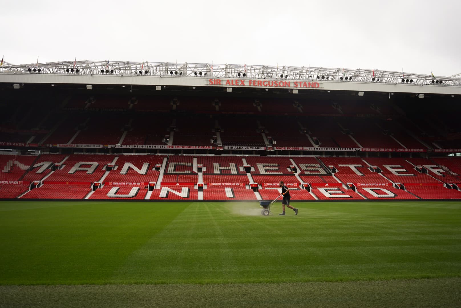 <span class="text-2xl font-bold text-white">Old Trafford</span>