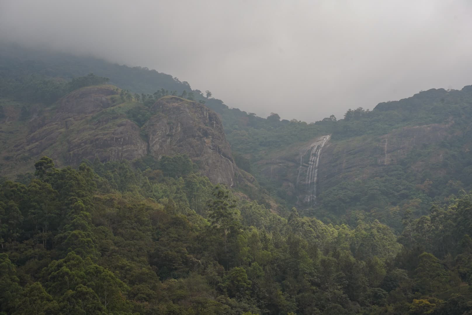 munnarWaterfall.jpg